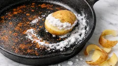 Come togliere la ruggine con bucce di patata e bicarbonato: il trucco di cucina che funziona