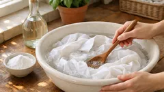 Capi bianchi ingialliti? Il metodo dell’ammollo con bicarbonato e aceto che li fa tornare luminosi