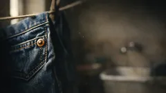 Come togliere le macchie di ruggine dai jeans: metodo sale e limone