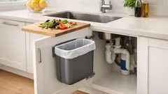 Pattumiera sospesa in cucina: il trucco semplice per liberare spazio e pulire più in fretta